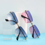 Moderne rahmenlose Sonnenbrille mit eckigen Gläsern
