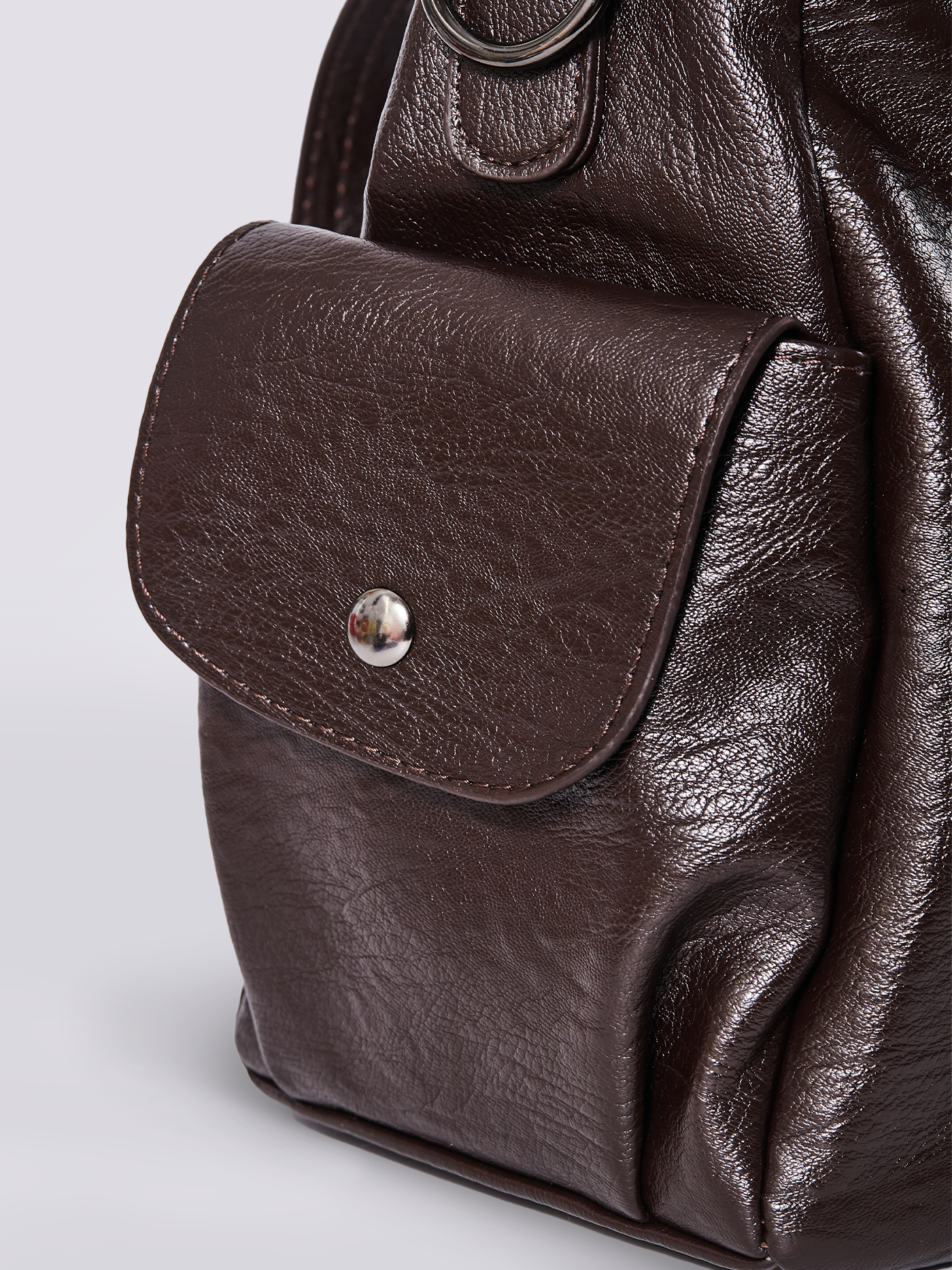 Stylische Handtasche mit mehreren Fächern und abnehmbarem Schultergurt