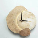 Schlichte Eleganz: Moderne Wanduhr aus Holz