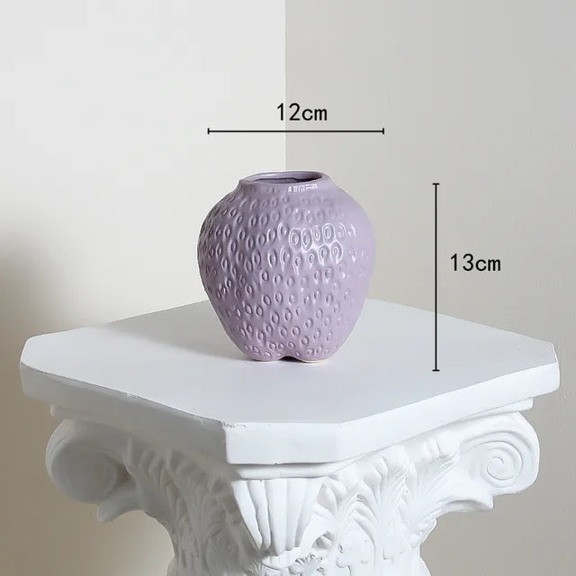 Dekorativer Blumenvasen im Erdbeerdesign aus Keramik für Wohn- und Esszimmer