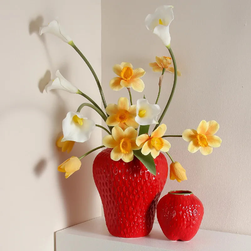 Dekorativer Blumenvasen im Erdbeerdesign aus Keramik für Wohn- und Esszimmer