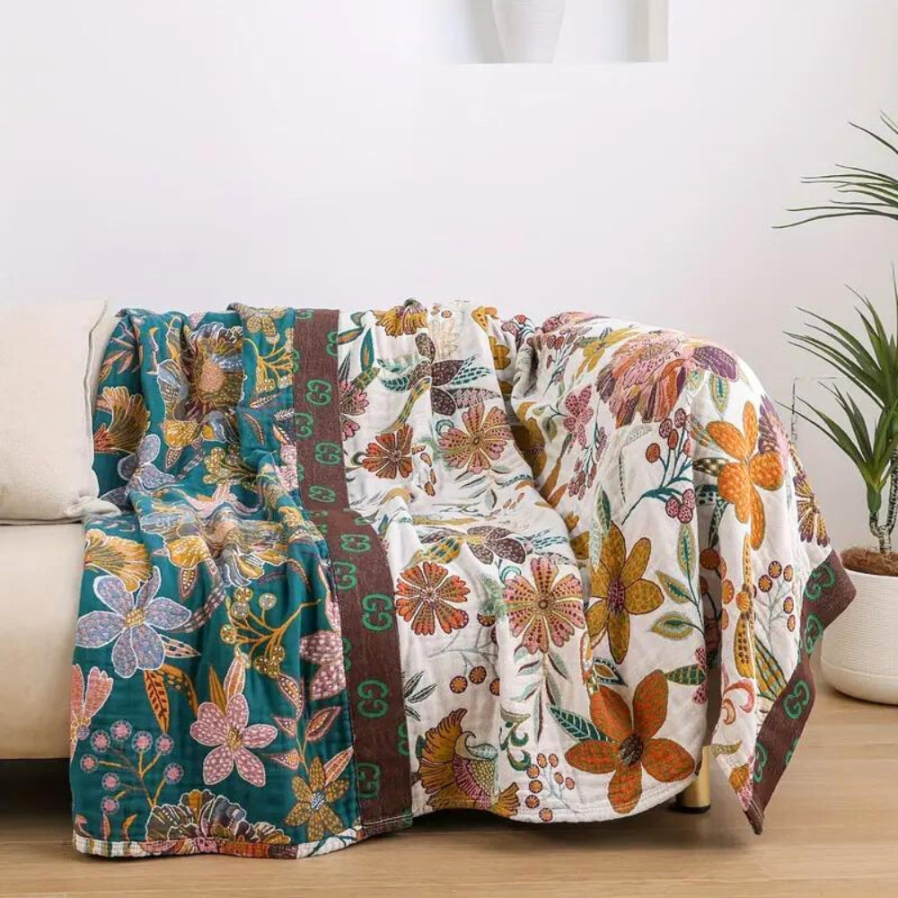 Blumige Eleganz: Die florale Wohndecke