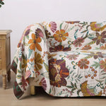 Blumige Eleganz: Die florale Wohndecke