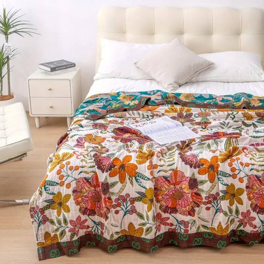 Blumige Eleganz: Die florale Wohndecke