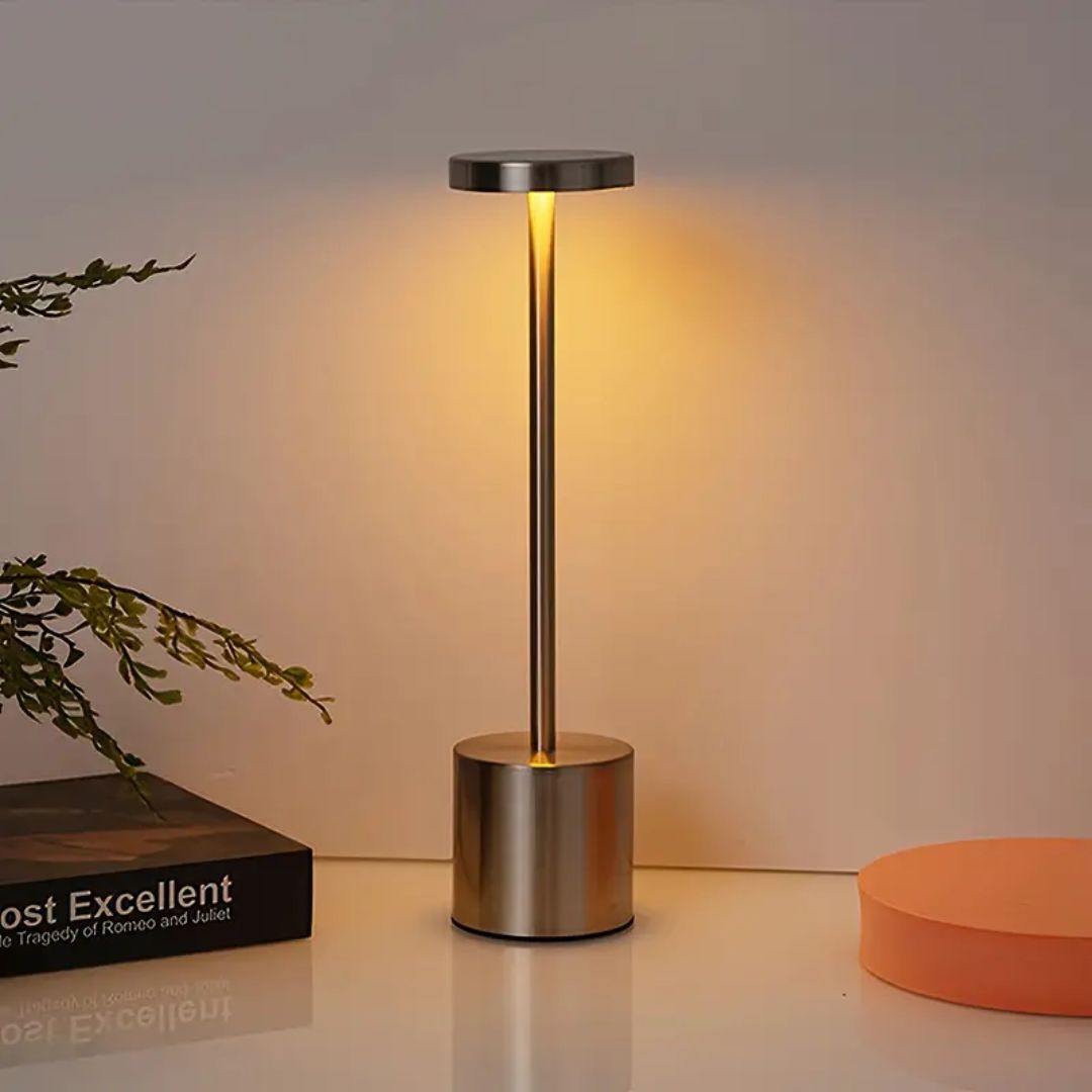 Chloe Stilvolle LED Schreibtischlampe im Modernen Design
