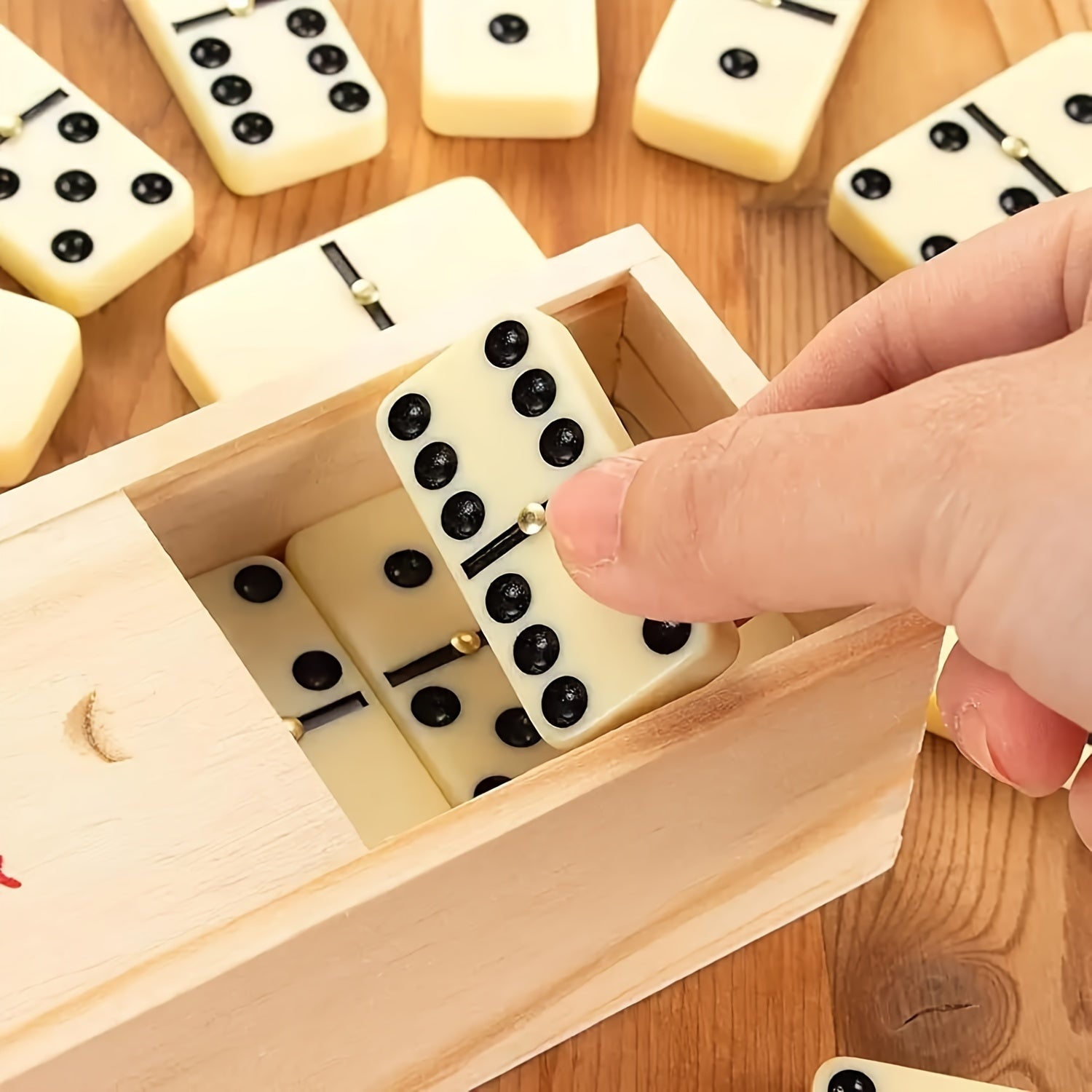 Traditionelles Domino - Doppel 6 Domino Set in Holzbox