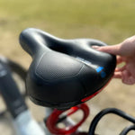 Bequemer Fahrradsattel mit Polsterung und Reflektoren