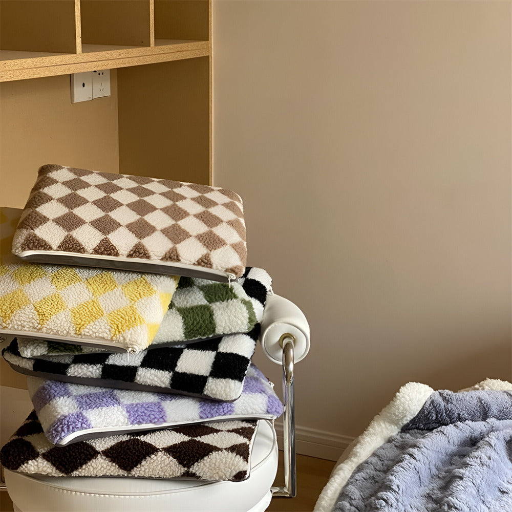 Snuggle Pillow Made of Polar Fleece – Modern Plaid Pattern for Your Home