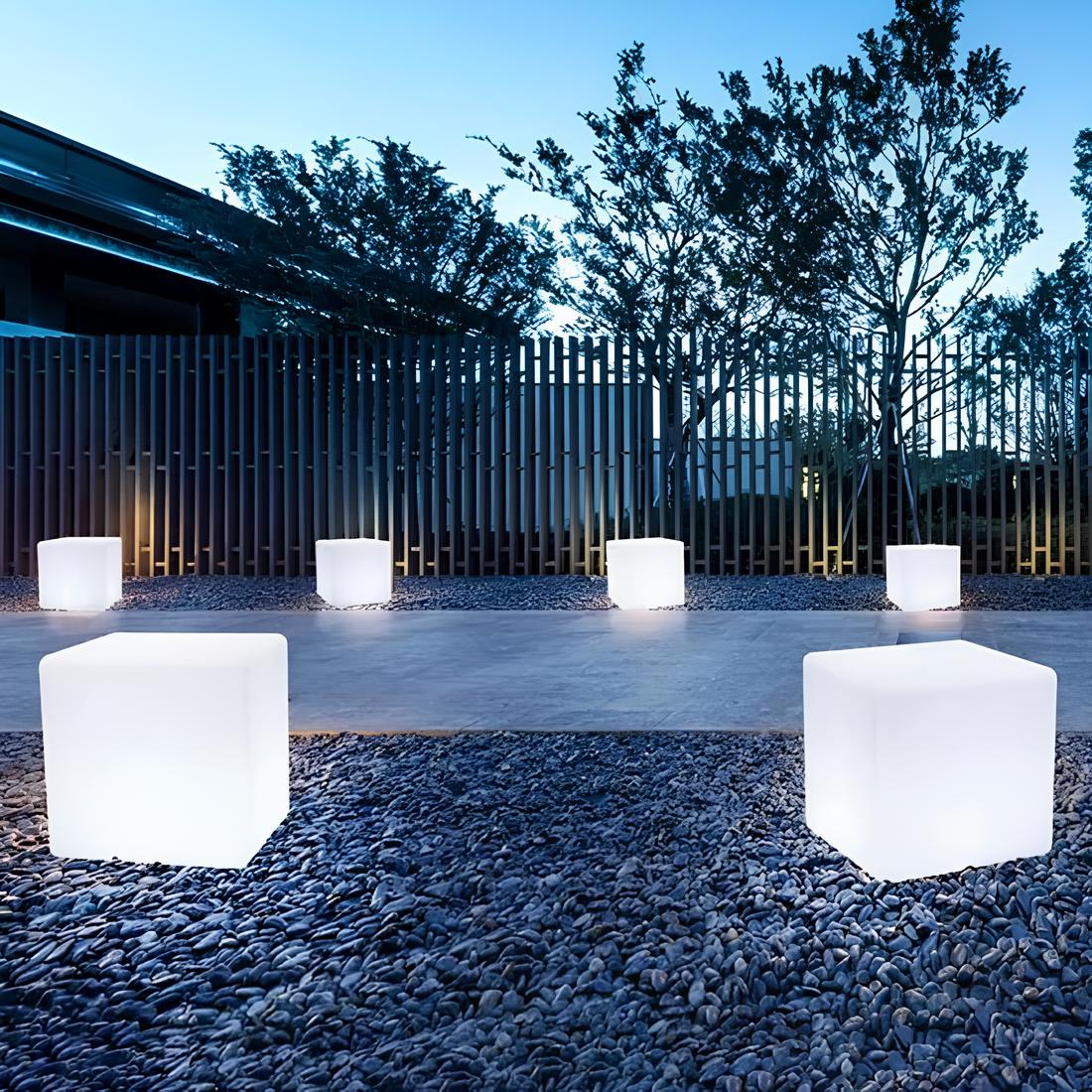 Moderne LED-Würfelbeleuchtung für Garten und Balkon mit Fernbedienung