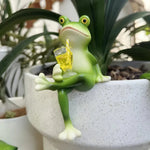 Humorvolle Gartenfigur mit Weinglas – Pflanzendekoration