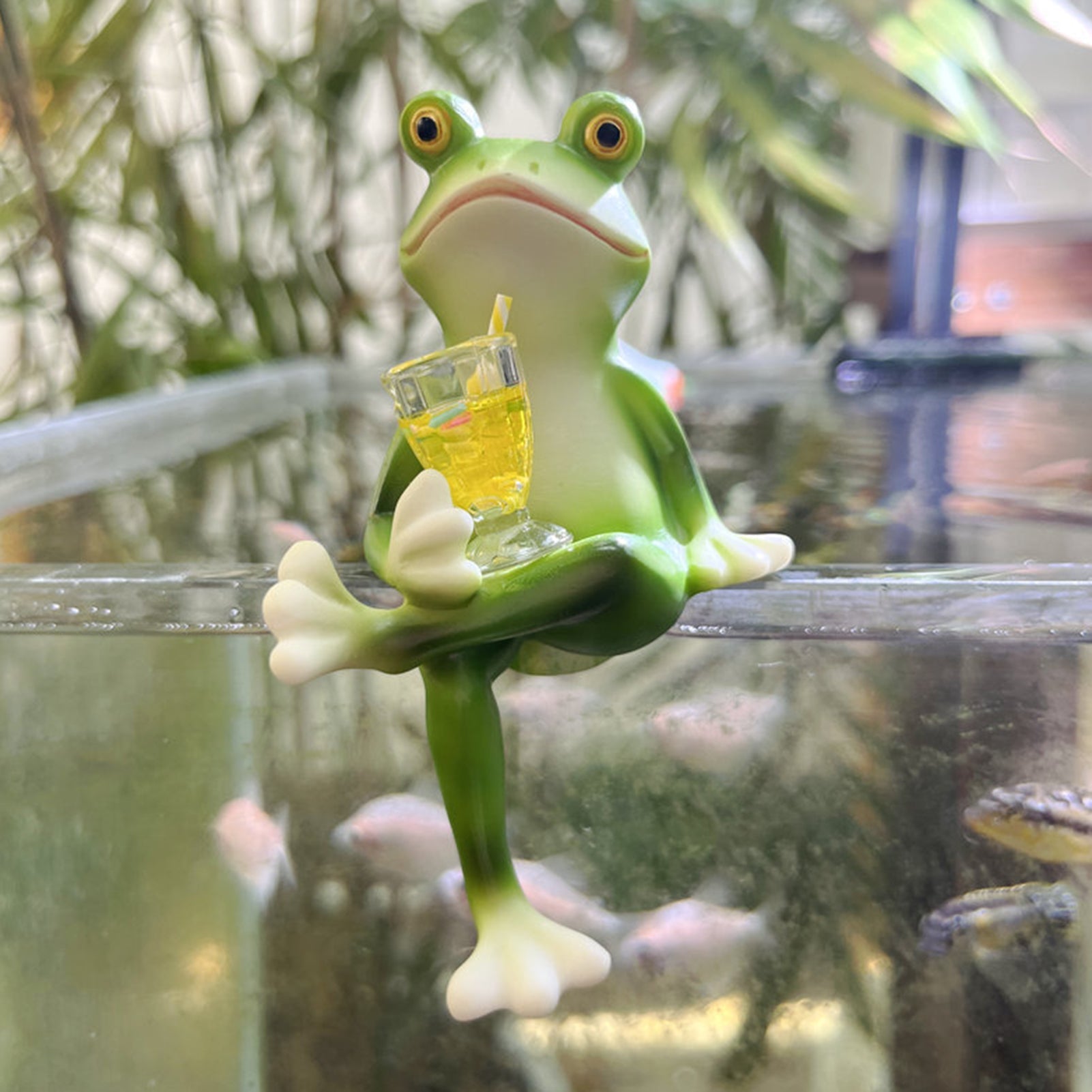 Humorvolle Gartenfigur mit Weinglas – Pflanzendekoration