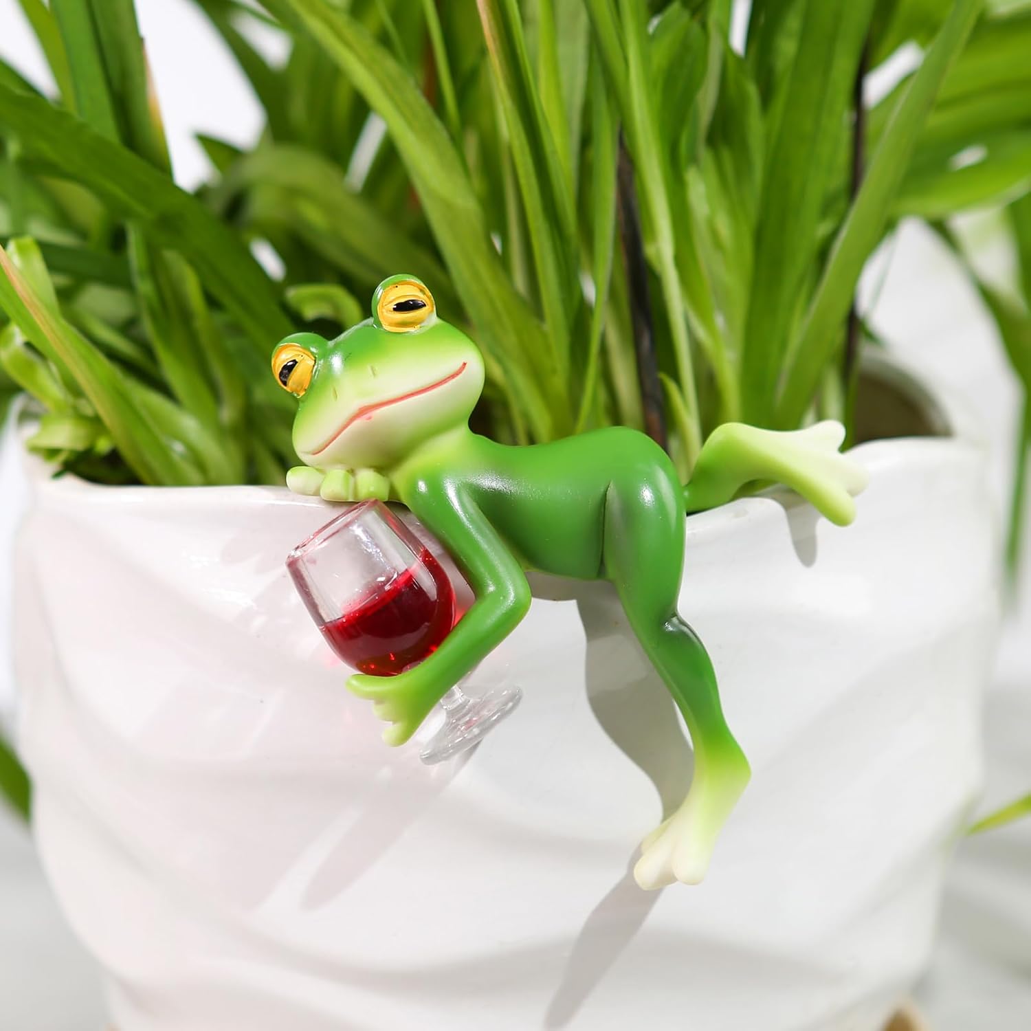 Humorvolle Gartenfigur mit Weinglas – Pflanzendekoration