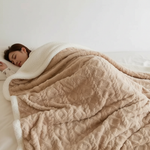 Wärmende Winterdecke aus Luxus-Lammwolle – Beidseitig gestaltete Fleece-Decke