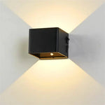 Kabellose LED-Wandlampe im modernen Würfel-Design