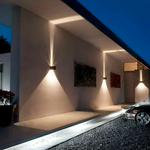 Kabellose LED-Wandlampe im modernen Würfel-Design