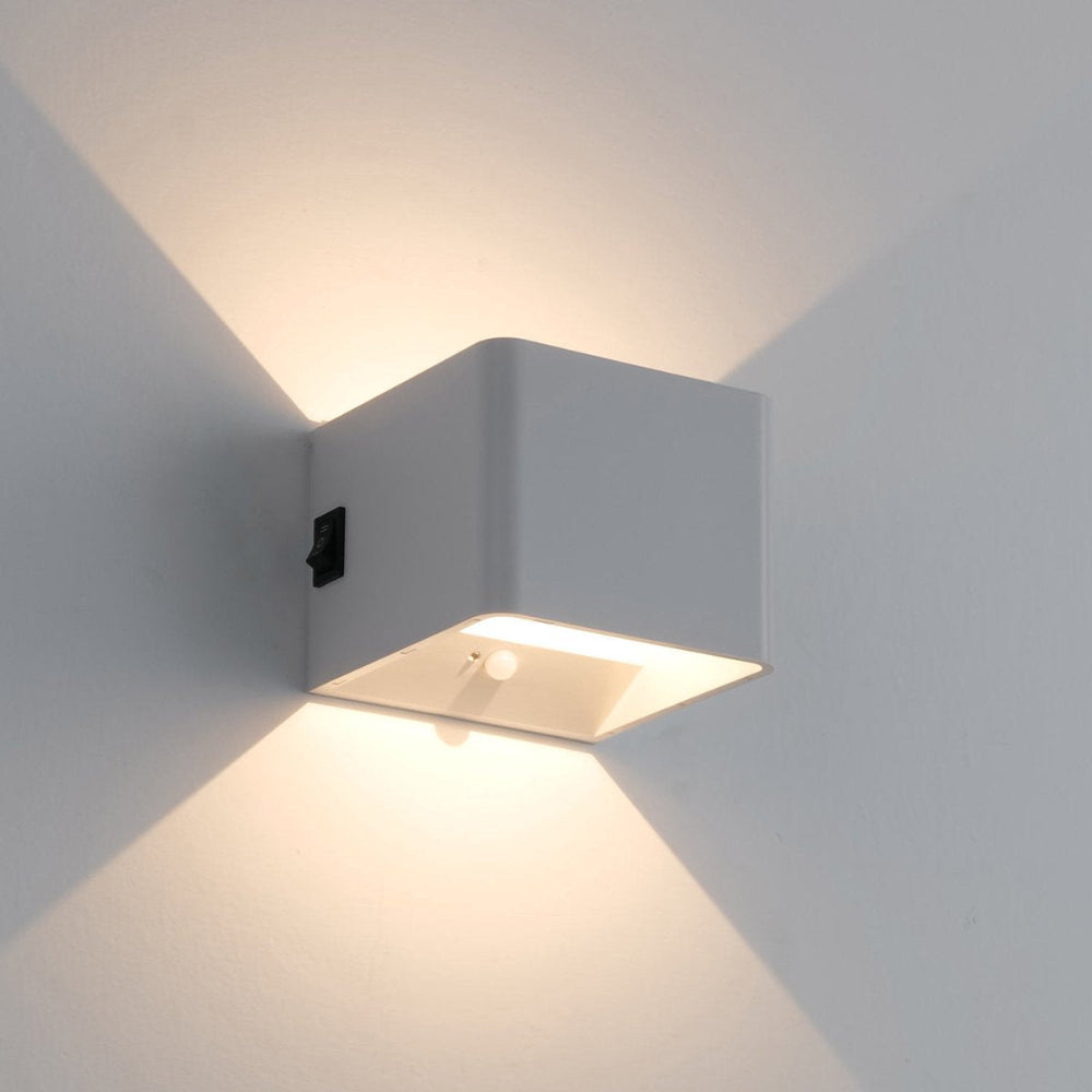 Kabellose LED-Wandlampe im modernen Würfel-Design