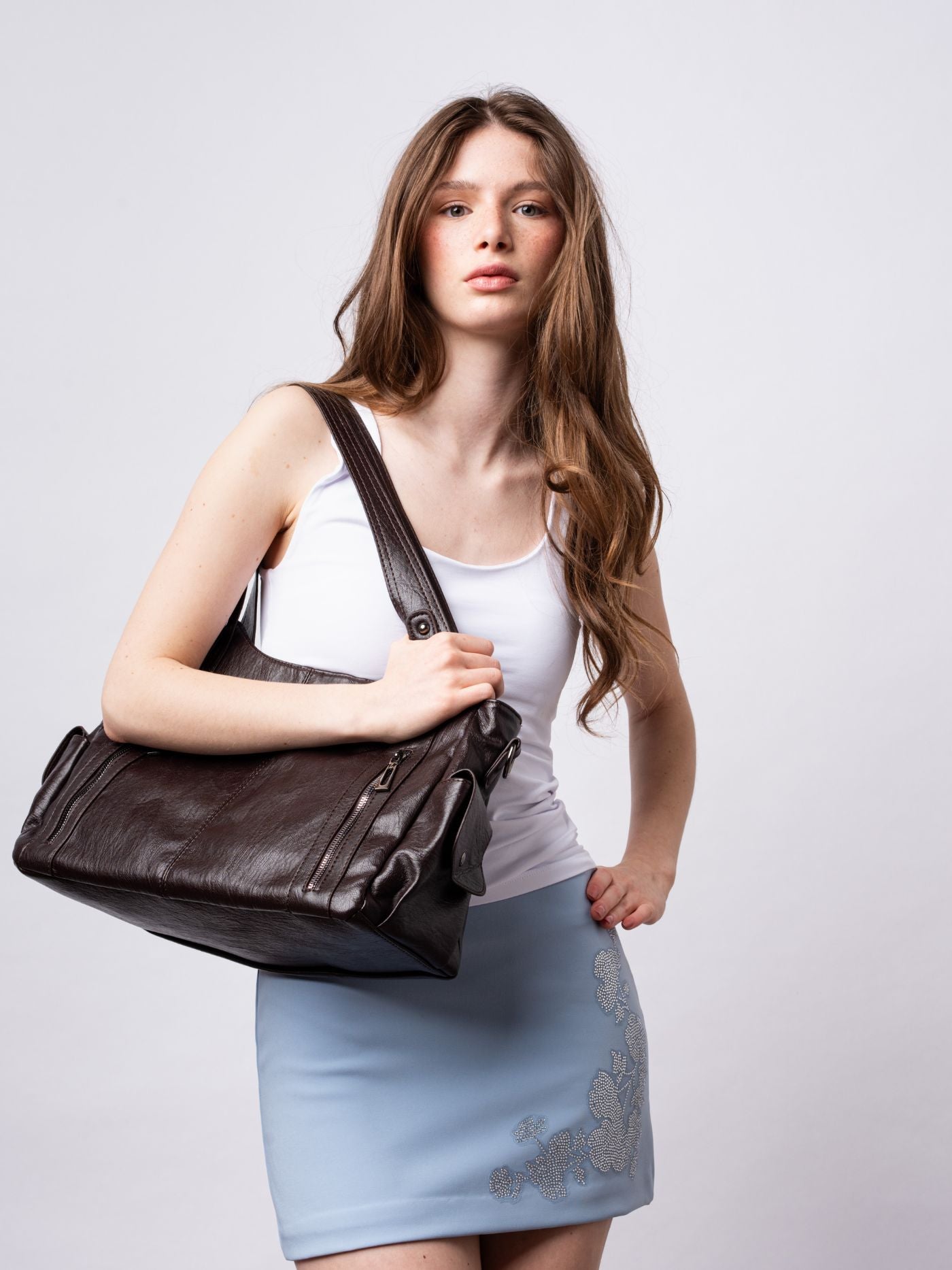 Stylische Handtasche mit mehreren Fächern und abnehmbarem Schultergurt