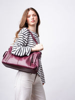 Stylische Handtasche mit mehreren Fächern und abnehmbarem Schultergurt