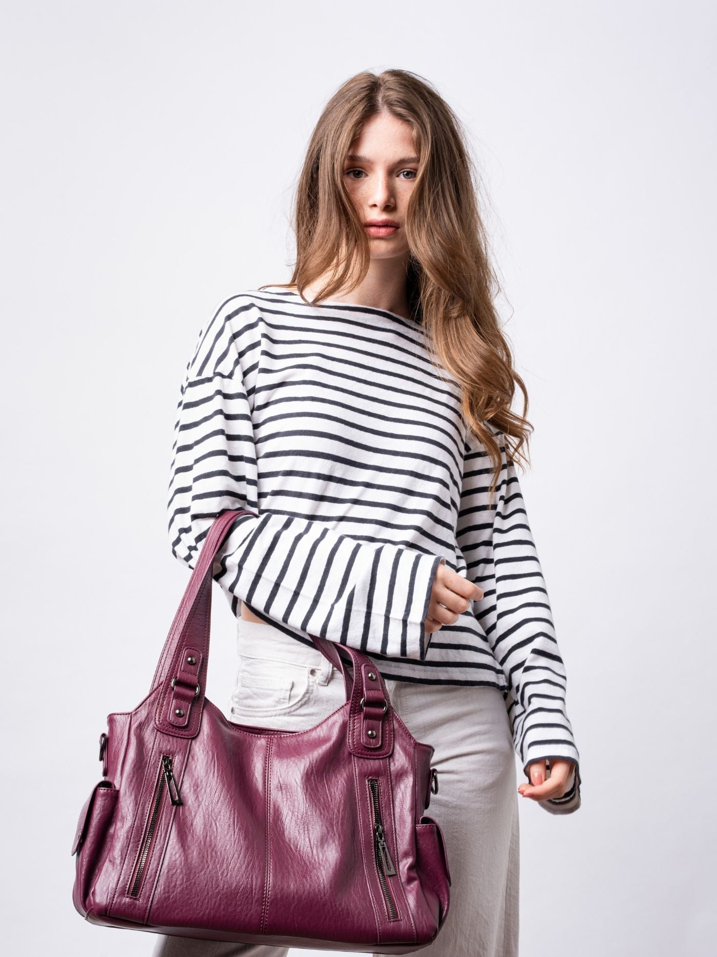 Stylische Handtasche mit mehreren Fächern und abnehmbarem Schultergurt