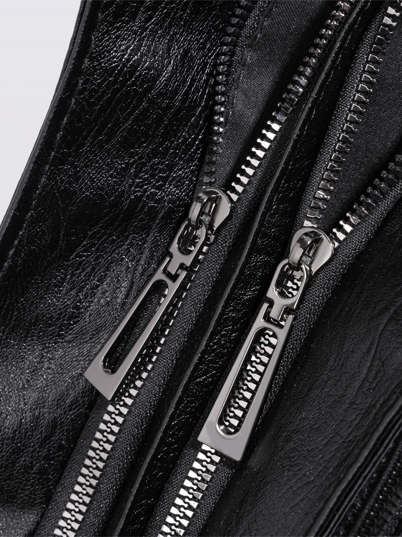 Stylische Handtasche mit mehreren Fächern und abnehmbarem Schultergurt