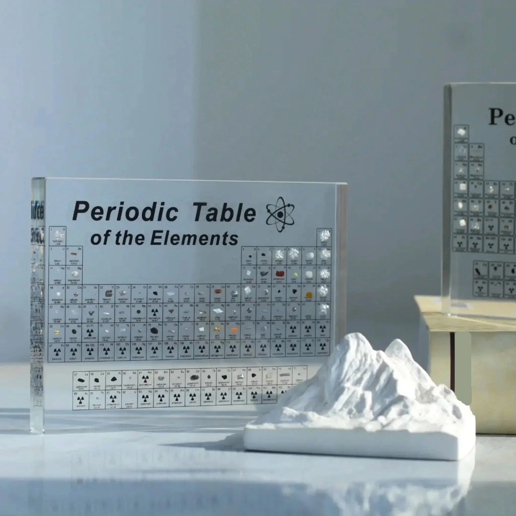 Beleuchtetes Periodensystem der Elemente – Wissenschaft trifft Design