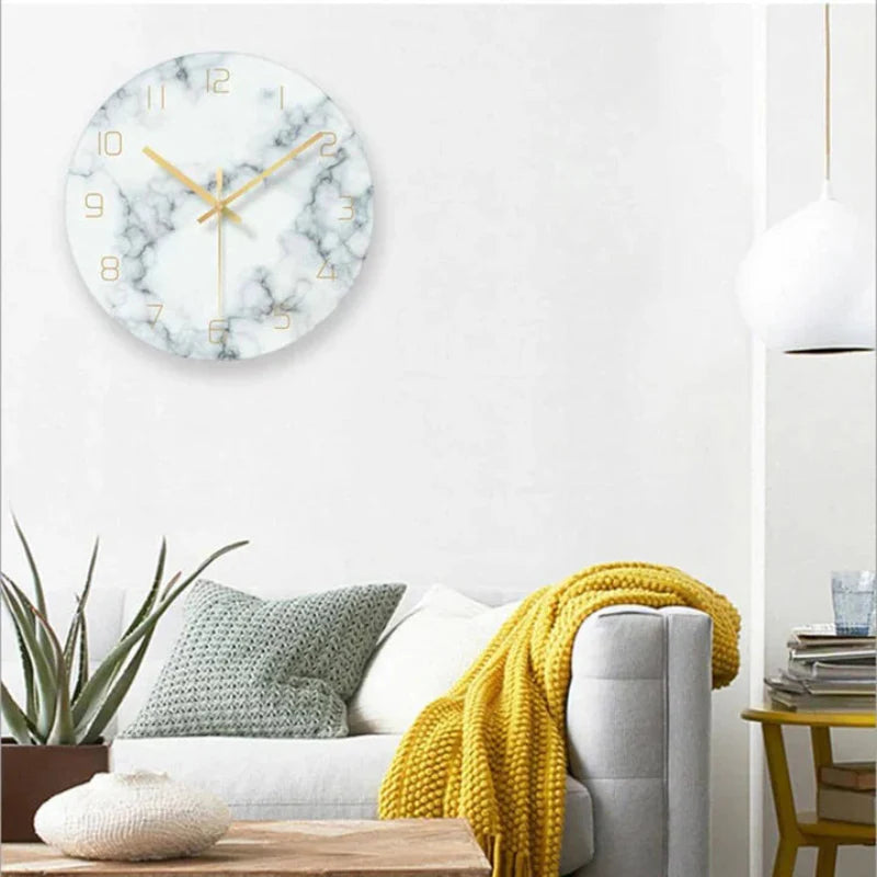 Elegante Marmor-Wanduhr mit Goldzeigern – Stilvolles Wohnaccessoire