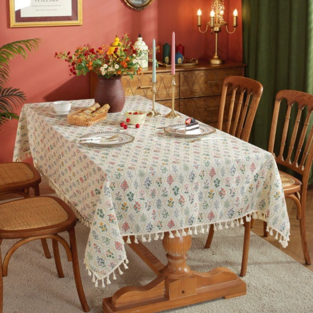 Florales Tischdecke mit Quasten – Für jeden Anlass geeignet