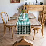 Eleganter Karo Tischläufer mit stilvollen Quasten