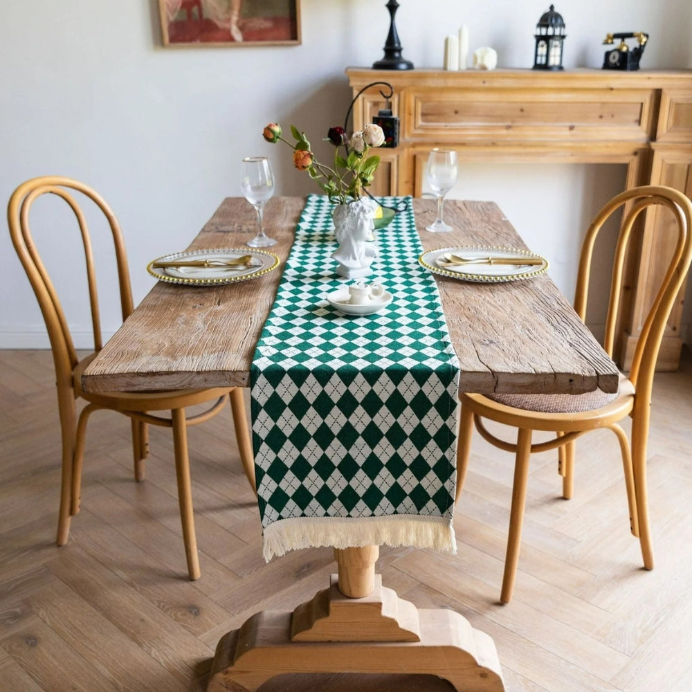 Eleganter Karo Tischläufer mit stilvollen Quasten