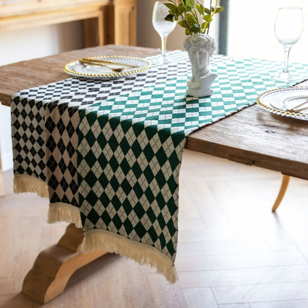Eleganter Karo Tischläufer mit stilvollen Quasten