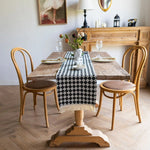 Eleganter Karo Tischläufer mit stilvollen Quasten