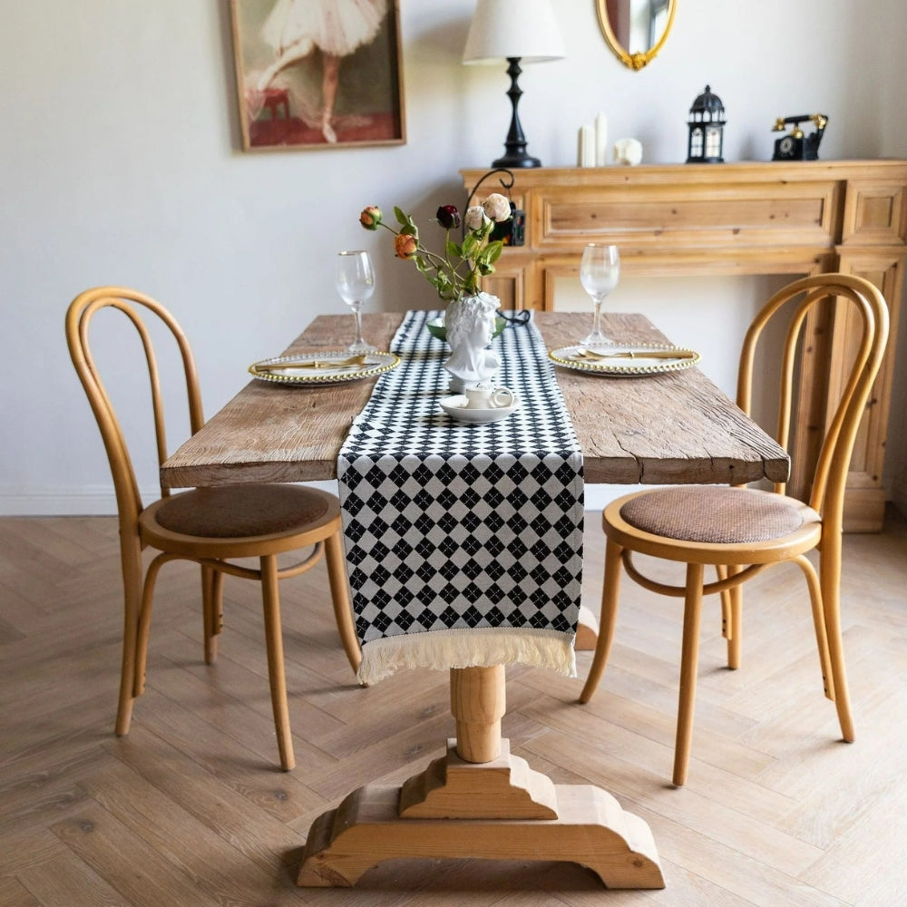 Eleganter Karo Tischläufer mit stilvollen Quasten