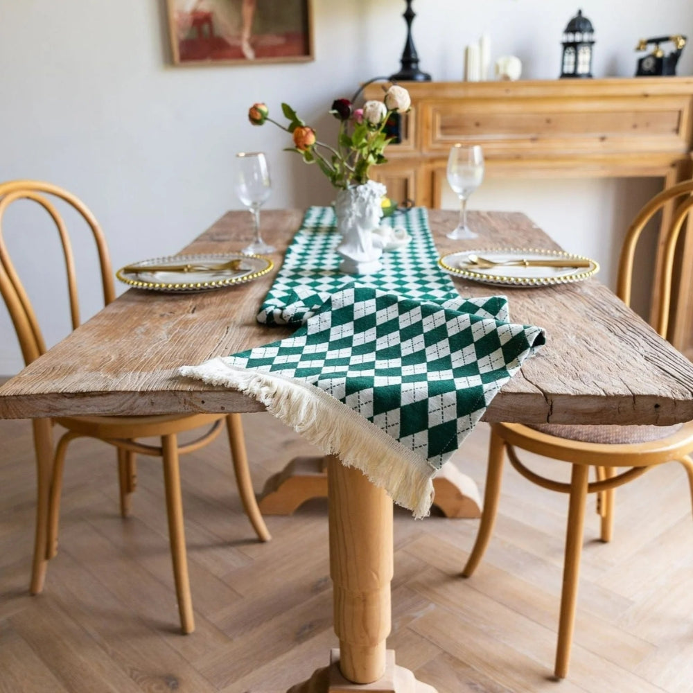 Eleganter Karo Tischläufer mit stilvollen Quasten