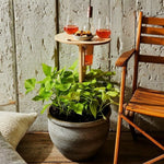 Eleganter Outdoor-Weintisch mit Halterungen für Gläser und Flaschen