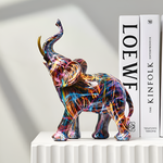 „Elefantenstatue mit lebhaften Mustern – Dekoratives Farbenspiel“