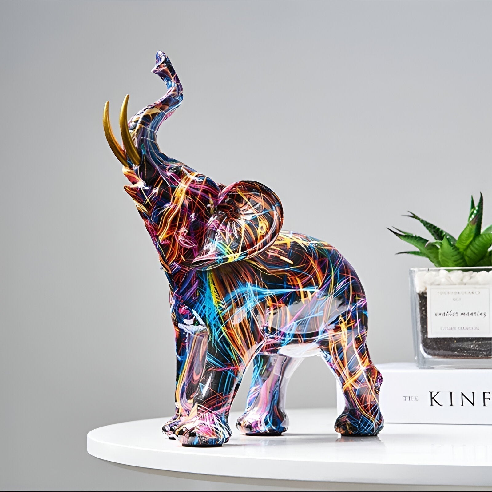 „Elefantenstatue mit lebhaften Mustern – Dekoratives Farbenspiel“