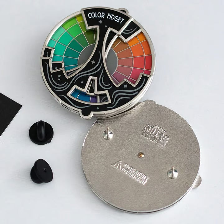Farbspiel Fidget | Drehbarer Emaille-Anstecker | Kreatives Design