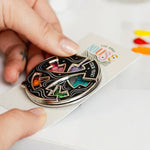 Farbspiel Fidget | Drehbarer Emaille-Anstecker | Kreatives Design