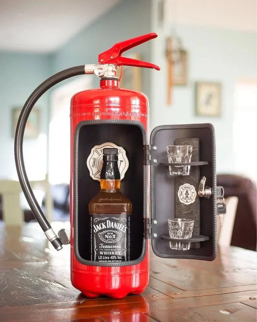 Geheime Bar im Feuerlöscher-Design – Stilvoller Getränkeschutz