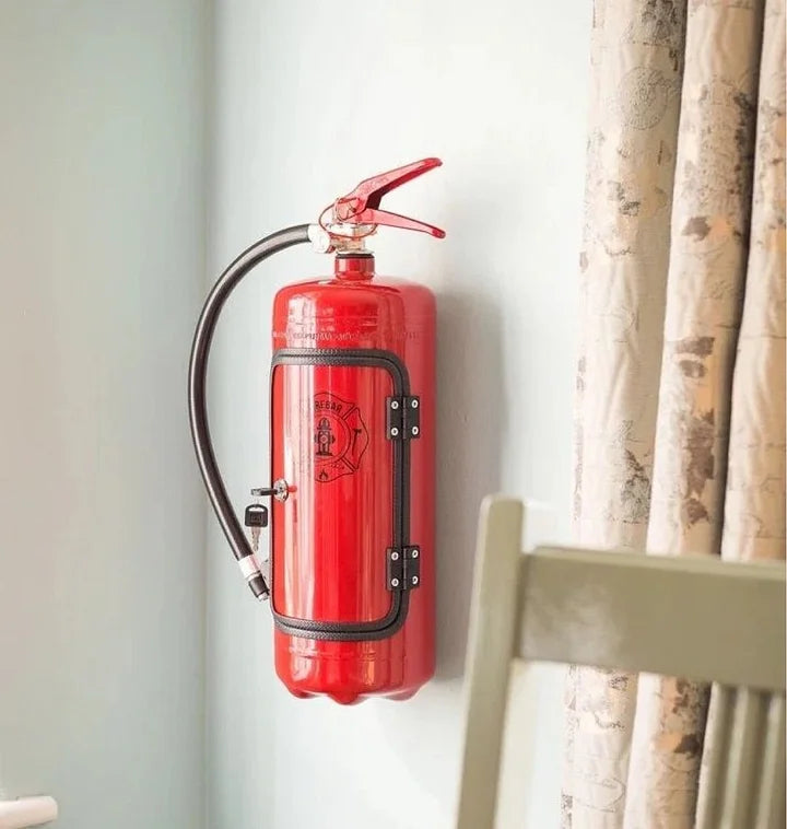 Geheime Bar im Feuerlöscher-Design – Stilvoller Getränkeschutz