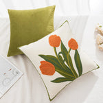 Floraler Kissenbezug mit lebhaften Tulpenmotiven