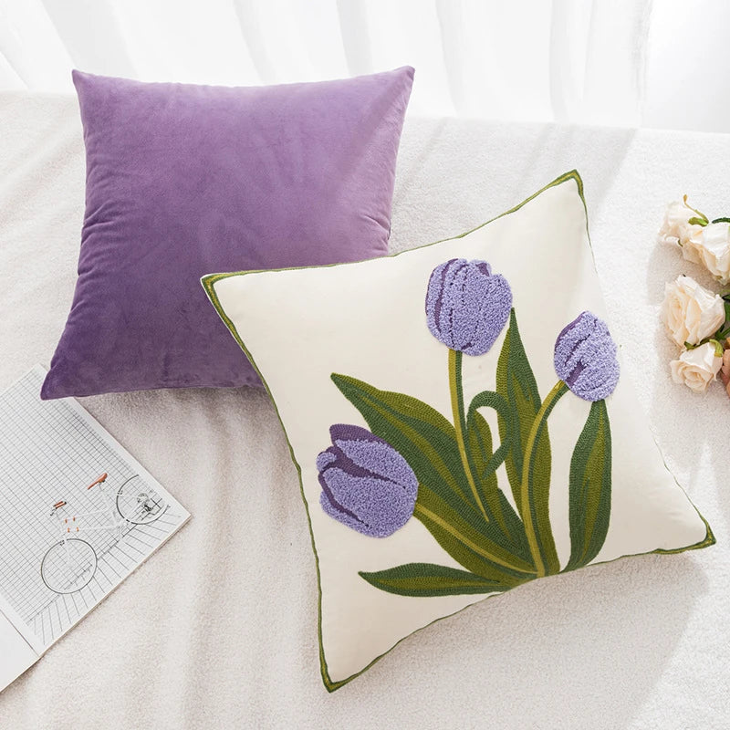 Floraler Kissenbezug mit lebhaften Tulpenmotiven