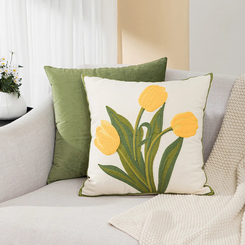 Floraler Kissenbezug mit lebhaften Tulpenmotiven