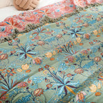 Eleganter Baumwollquilt mit blühendem Design und fransigem Rand