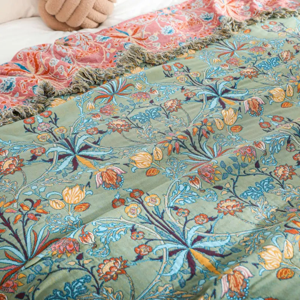Eleganter Baumwollquilt mit blühendem Design und fransigem Rand