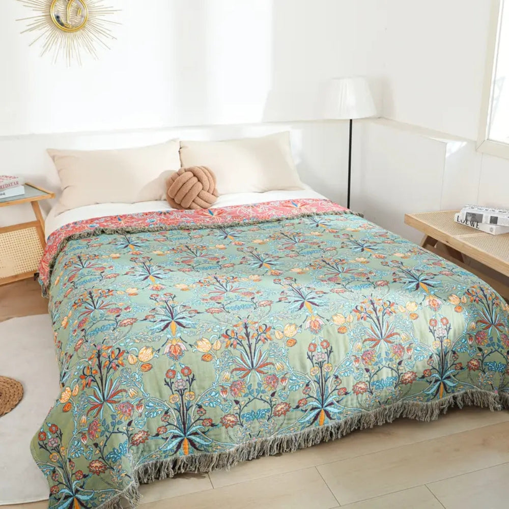 Eleganter Baumwollquilt mit blühendem Design und fransigem Rand