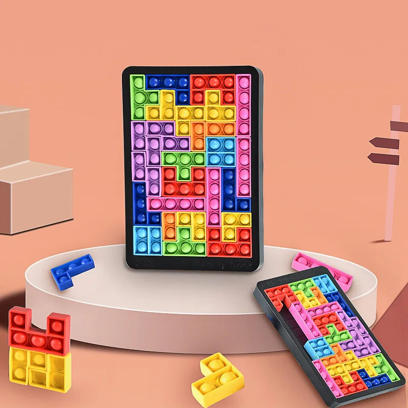 Kinderspiel mit bunten Tetris-Teilen