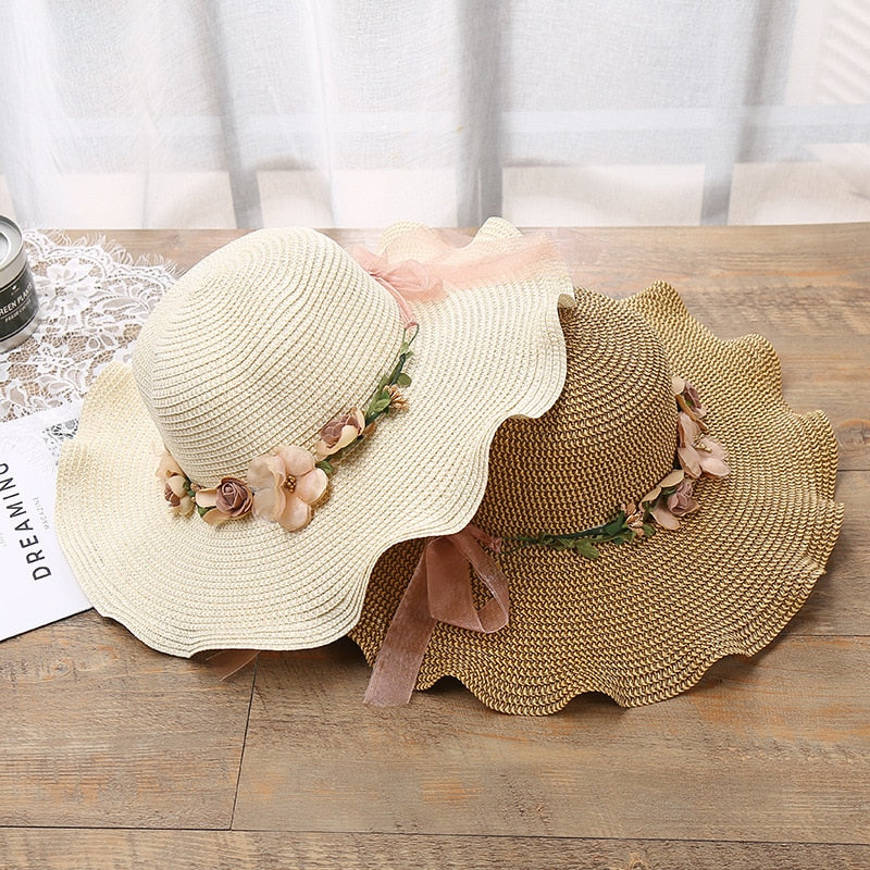 Eleganter Sommerhut mit floralen Akzenten für Damen