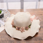 Eleganter Sommerhut mit floralen Akzenten für Damen