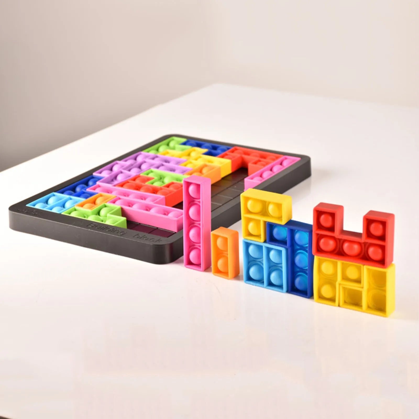 Kinderspiel mit bunten Tetris-Teilen